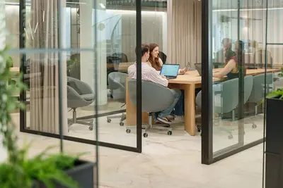 Image de Séjour élégant en ville avec balcon