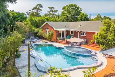 Image de Shoreline Estate-5br Pool Retreat w/ Chef's Kitchen