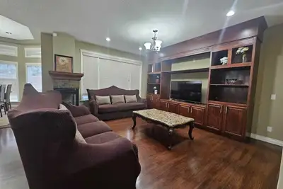 Image de Big Family & Group-Friendly 9br Home in Nw Calgary