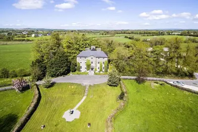 Image de Stunning historic manor house with WiFi near charming Nenagh