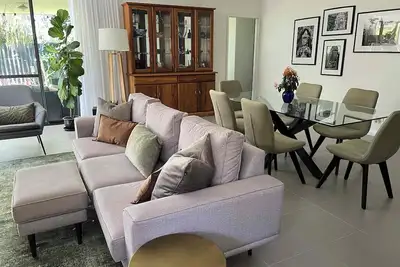 Image de Mid-century Elegance in a leafy garden