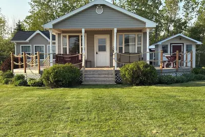 Image de Cozy, family and pet friendly cottage that is steps to a beautiful Pei beach.