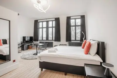 Image de Elegant room with private bathroom in historic house - city center