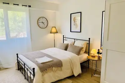 Image de 3 chambres - Parking – Climatisation - Wifi- 10 mins à pieds du centre ville