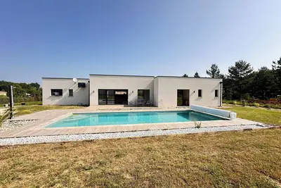 Image de Maison de vacances avec piscine, 3 chambres et 3 salles d'eau. dispo juillet aout