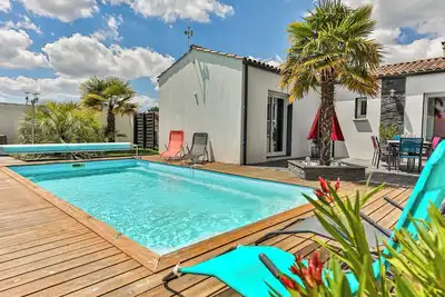 Image de La Favorite, une maison familiale avec une piscine chauffée