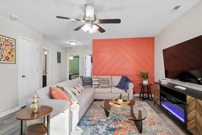 Image de Spacious & Cozy Upstairs Apartment with King Beds and Smart TVs in Every Room