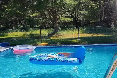 Image de 3-bedroom chalet, private pool, bbq area, porch, serene lush backyard, Ac, WiFi