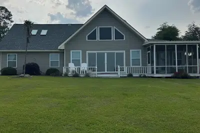 Image de Waterfront 3 bed 3 bath, located on fisherman’s dream Lake Seminole.