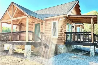 Image de The McClure Hill Farm Little Log Cabin