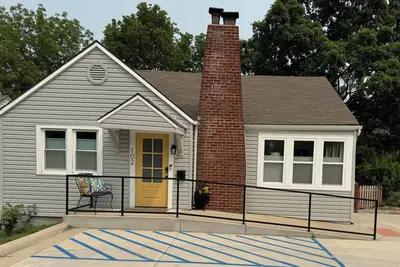 Image de Beautifully remodeled historic home steps away from downtown Lee's Summit, Mo