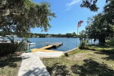 Image de Indian Water Lodge is a waterfront retreat with Dockage, Kayaks, Bikes & More!