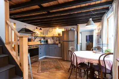 Image de 1900’s farmhouse, hot tub & fireplace