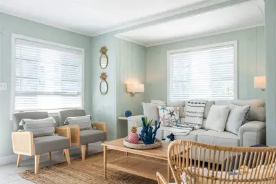 Image de Charming 2bd Bungalow Close to Crescent Beach!