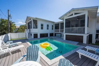 Image de Designer Home| Sleeps 10| Walk to Beach & Village|
