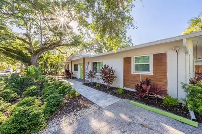 Image de Walkable to Downtown and Parks Brand New Furniture