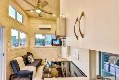 Image de 35 ‘ Tiny House Rv pet friendly