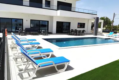 Image de Luxurious 4 Ensuite Villa, Private Pool, Serene Garden, Sea Views &Private Parking!