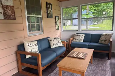 Image de Family-Friendly 3-Bedroom Home with Gorgeous Views Just Steps from the Park