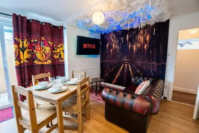 Image de Harry Potter House 2br - Free On Street Parking - Self Check In - Sleeps up to 6