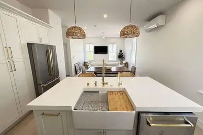 Image de 2br Condo Above Washington Street Mall | Sleeps 4