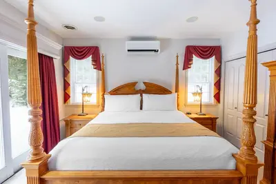 Image de Chateau Grand Master Suite – Private Summer Pool, Cozy Fireplace, Patio with Gas Grill & Stunning Vi