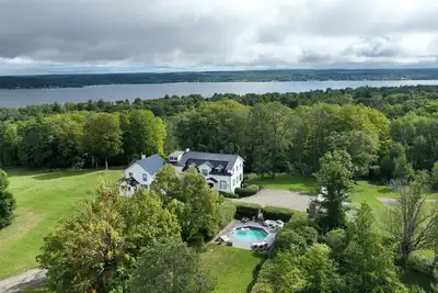 Image de The Manor perched above Chq \nLake & Chq Institution