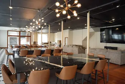 Image de Stunning 9 bedroom Vrbo nestled in the heart of historic downtown!