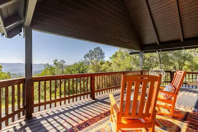 Charming 1-bedroom cottage with Ac, & WiFi in Oakhurst - Yosemite National Park.