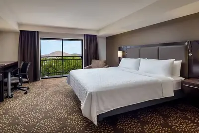 Image de Standard King at Holiday Inn & Suites Airport North - Pool and Outdoor Dining