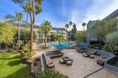 Image de Standard 2 Queens at Holiday Inn & Suites Phoenix Airport North - Outdoor Pool