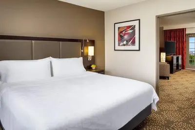 Image de Standard King Room at Holiday Inn Phoenix Airport North - Outdoor Lounge & Pool
