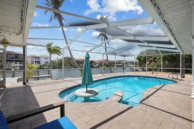 Image de Waterfront Apollo Beach Home - Heated Pool