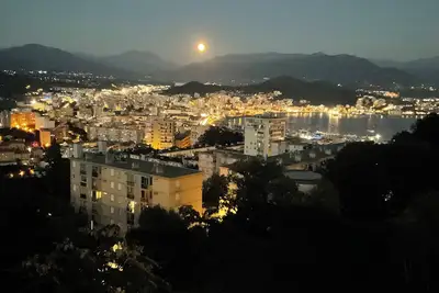 Logement et vaste terrasse avec vue 180 degrés montagne et baie d’Ajaccio