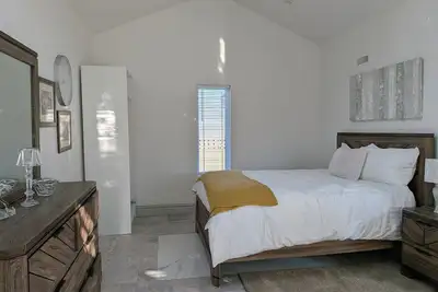 Image de \"Private Rymal Estate Cottage | Family-Friendly | Free Parking & Wi-Fi\"