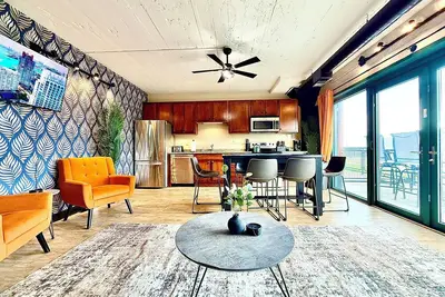 Image de Wake Up To Water Views In This Lakefront Gem By Cedar Point Kalahari Sports Force