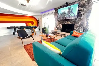 Image de Atomic Arcade: Mid-Century Getaway with Games & Pool