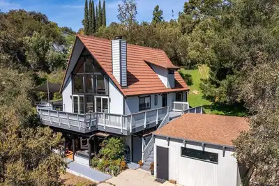 Image de A-frame stunner, wrap around decks, 4 miles to the beach, 5 bed, 3 bath, 2 kit