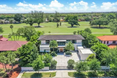 Image de Modern Contemporary Residence on Don Shula's Golf Course