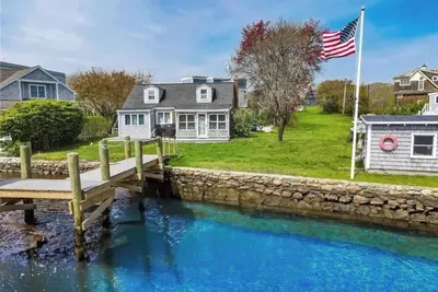 Image de Serene Fully Remodeled Waterfront Cottage with Brand New Dock & Great Views!