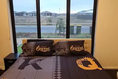 Image de King Family room with shared bathroom