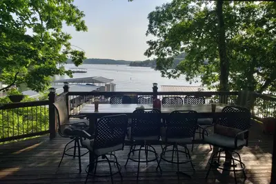 Image de Great house on the lake with oversized dock and patio