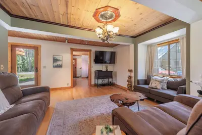 Image de Donner Lake Getaway5-bedroom, 3-bathroom home perfect for up to 10 guests