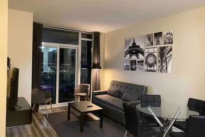 Image de Luxurious 1 Bedroom+ Den, 1 Bath Condo/ Square One