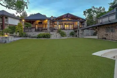 Image de Lake house with 5 bedrooms total including guest house, outdoor kitchen etc.