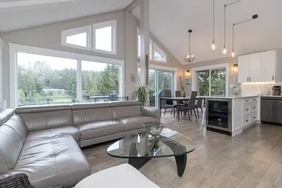 Image de Serenity on the Shore: 1-Acre Lakefront Getaway