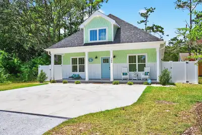 Image de 3 minutes to the beach! Optional Golf Cart! Fenced Yard! Pet Friendly!