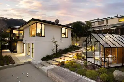 Image de The Glasshouse by MajorDomo - Central Queenstown Villa with Spa and Sauna