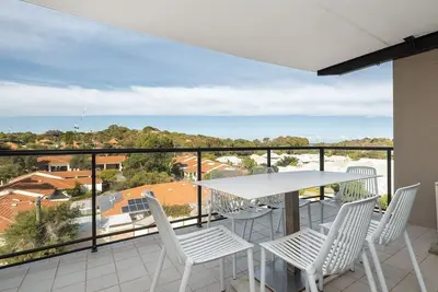 Image de Ocean Outlook; a stylish 2br apartment with sweeping coastal views