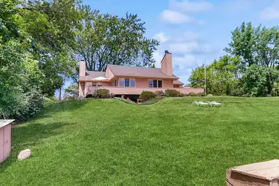 Image de Dog-friendly, house & guest house on Lake Champlain, views, lakefront, bbq
